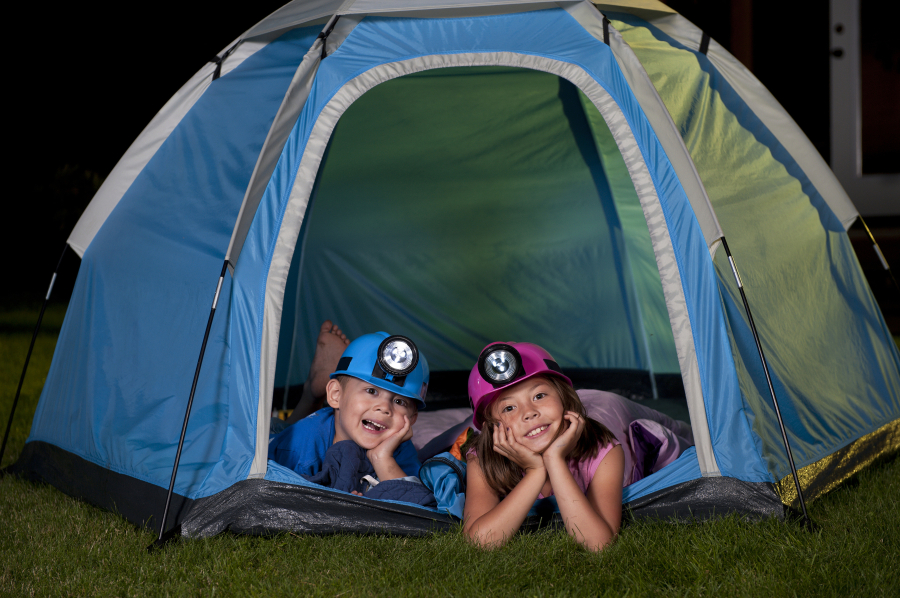 enfants dans une tente de camping Cataluña